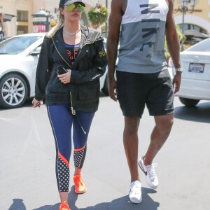 Exclusif - Tristan Thompson et sa compagne Khloé Kardashian se baladent et s'arrêtent dans la bijouterie Polacheck pour essayer quelques montres de luxe à Calabasas, le 13 juillet 2017