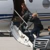 Kim et Kourtney Kardashian embarquent dans un jet privé à Cleveland après avoir rendu visite à leur soeur Khloe qui vient d'accoucher le 13 avril 2018.