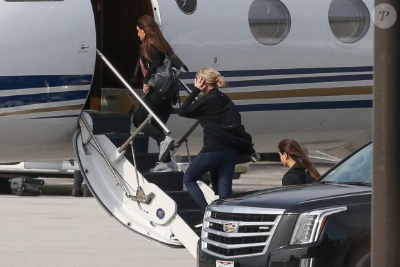 Kim et Kourtney Kardashian embarquent dans un jet privé à Cleveland après avoir rendu visite à leur soeur Khloe qui vient d'accoucher le 13 avril 2018.