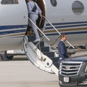 Kim et Kourtney Kardashian embarquent dans un jet privé à Cleveland après avoir rendu visite à leur soeur Khloe qui vient d'accoucher le 13 avril 2018.