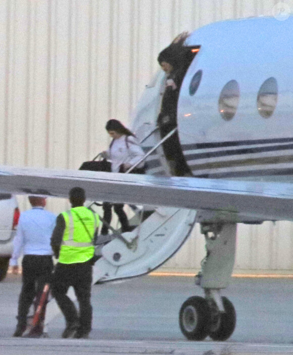 Khloe Kardashian vient d'accoucher d’une petite fille, la famille Kardashian de retour de Van Nuys en jet privé à Los Angeles le 12 avril 2018