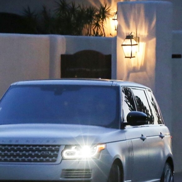 Khloe Kardashian vient d'accoucher d’une petite fille, toute la famille arrive à l’aéroport de Van Nuys pour aller rendre visite à la jeune maman, le 12 avril 2018