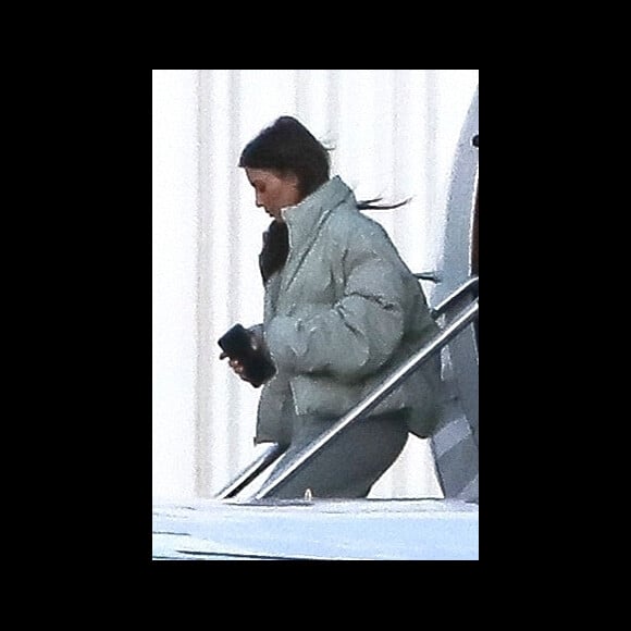 Khloe Kardashian vient d'accoucher d’une petite fille, Kim Kardashian et Kourtney Kardashian arrivent en jet privé à Van Nuys, le 12 avril 2018