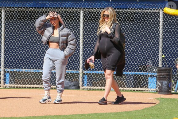 Kim Kardashian, Khloe Kardashian enceinte - La famille Kardashian (et leur équipe "Calabasas Peaches") lors d'un match de softball avec des amis à Los Angeles sur le tournage de leur émission de télé-réalité, le 6 mars 2018.