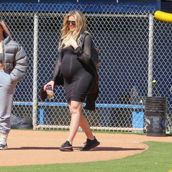 Kim Kardashian, Khloe Kardashian enceinte - La famille Kardashian (et leur équipe "Calabasas Peaches") lors d'un match de softball avec des amis à Los Angeles sur le tournage de leur émission de télé-réalité, le 6 mars 2018.