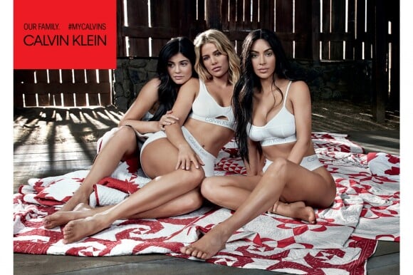 Kourtney, Khloe et Kim Kardashian posent pour une campagne Calvin Klein à New York, 2018.