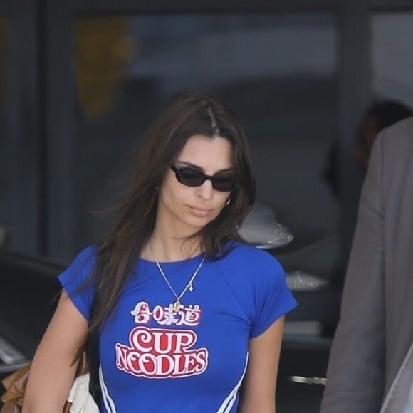 Emily Ratajkowski arrive à l'aéroport de LAX à Los Angeles, le 8 avril 2018