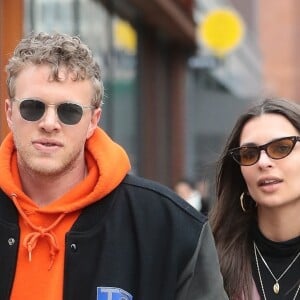 Exclusif - Emily Ratajkowski et son mari Sebastian Bear-McClard se baladent en amoureux dans les rues de New York, le 7 avril 2018