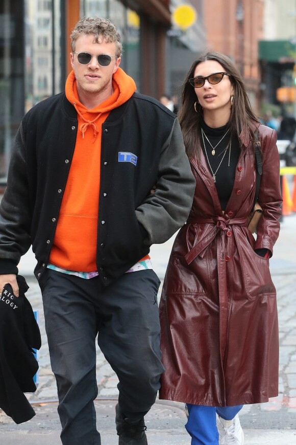 Exclusif - Emily Ratajkowski et son mari Sebastian Bear-McClard se baladent en amoureux dans les rues de New York, le 7 avril 2018