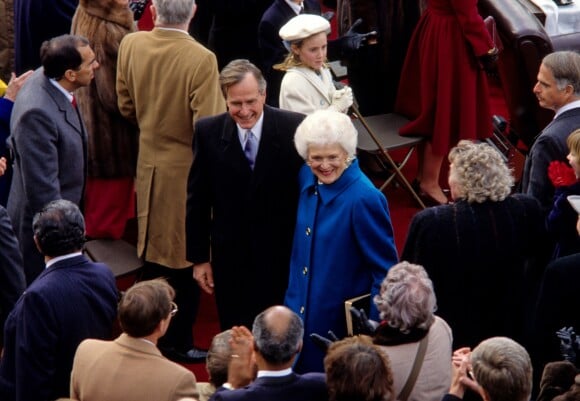 George H.W. Bush et sa femme Barbara lors de l'investiture au Capitole, à Washington, le 20 janvier 1989.