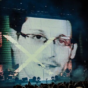Jean-Michel Jarre (devant une projection de lanceur d'alerte Edward Snowden) sur scène au festival Coachella, à Indio, le vendredi 13 avril 218.