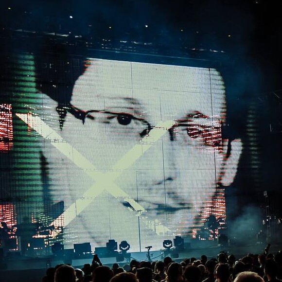 Jean-Michel Jarre (devant une projection de lanceur d'alerte Edward Snowden) sur scène au festival Coachella, à Indio, le vendredi 13 avril 218.
