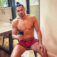 Florent Manaudou : Sexy en caleçon, il prend la pose relax...