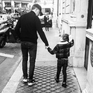 Gad Elmaleh dans les rues de Paris avec son fils Raphaël. Instagram, le 6 avril 2018.