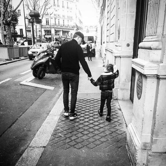 Gad Elmaleh dans les rues de Paris avec son fils Raphaël. Instagram, le 6 avril 2018.