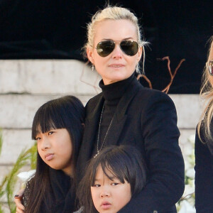 Laeticia Hallyday et ses filles Jade et Joy devant l'église de la Madeleine pour les obsèques de Johnny Hallyday à Paris, France, le 9 décembre 2017. © Veeren/Bestimage