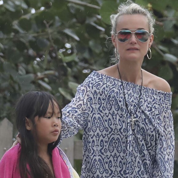 Laeticia Hallyday, ses filles Jade et Joy et Sylviane (la nounou) sont allées se recueillir sur la tombe de J.Hallyday au cimetière marin de Lorient à Saint-Barthélemy, le 16 avril 2018.