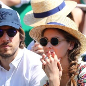 Ophélie Meunier et son mari Mathieu Vergne dans les tribunes du Rolex Monte-Carlo Masters 2018 à Roquebrune Cap Martin, France, le 21 avril 2018.