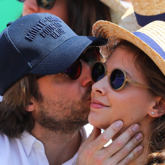 Ophélie Meunier et son mari Mathieu Vergne dans les tribunes du Rolex Monte-Carlo Masters 2018 à Roquebrune Cap Martin, France, le 21 avril 2018.