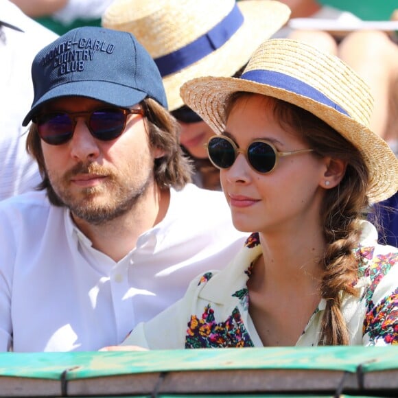 Ophélie Meunier et son mari Mathieu Vergne dans les tribunes du Rolex Monte-Carlo Masters 2018 à Roquebrune Cap Martin, France, le 21 avril 2018.