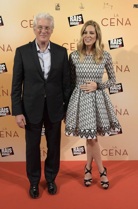 Richard Gere et sa compagne Alejandra Silva à la première de "The Dinner" au Capitol à Madrid le 11 decembre 2017.