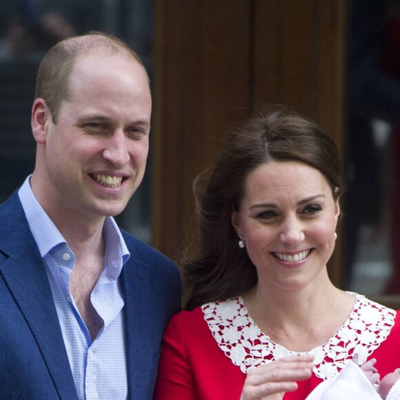 La duchesse Catherine de Cambridge (Kate Middleton) portait une robe Jenny Packham pour sa sortie de la maternité de l'hôpital St Mary le 23 avril 2018 quelques heures après la naissance de son troisième enfant, tout comme à la suite des naissances de George (en 2013) et Charlotte (en 2015).