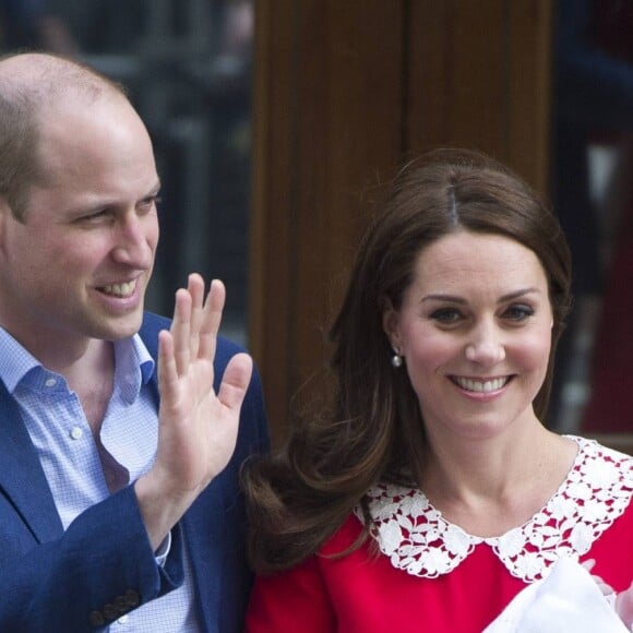 La duchesse Catherine de Cambridge (Kate Middleton) portait une robe Jenny Packham pour sa sortie de la maternité de l'hôpital St Mary le 23 avril 2018 quelques heures après la naissance de son troisième enfant, tout comme à la suite des naissances de George (en 2013) et Charlotte (en 2015).