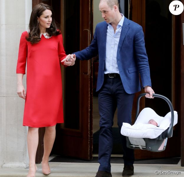 La duchesse Catherine de Cambridge (Kate Middleton) portait une robe Jenny Packham pour sa sortie de la maternité de l'hôpital St Mary le 23 avril 2018 quelques heures après la naissance de son troisième enfant, tout comme à la suite des naissances de George (en 2013) et Charlotte (en 2015).