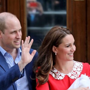 La duchesse Catherine de Cambridge (Kate Middleton) portait une robe Jenny Packham pour sa sortie de la maternité de l'hôpital St Mary le 23 avril 2018 quelques heures après la naissance de son troisième enfant, tout comme à la suite des naissances de George (en 2013) et Charlotte (en 2015).