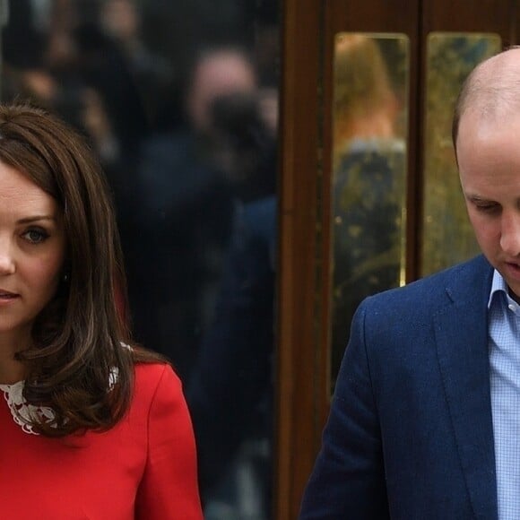 La duchesse Catherine de Cambridge (Kate Middleton) portait une robe Jenny Packham pour sa sortie de la maternité de l'hôpital St Mary le 23 avril 2018 quelques heures après la naissance de son troisième enfant, tout comme à la suite des naissances de George (en 2013) et Charlotte (en 2015).