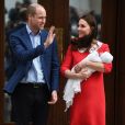  La duchesse Catherine de Cambridge (Kate Middleton) portait une robe Jenny Packham pour sa sortie de la maternité de l'hôpital St Mary le 23 avril 2018 quelques heures après la naissance de son troisième enfant, tout comme à la suite des naissances de George (en 2013) et Charlotte (en 2015). 