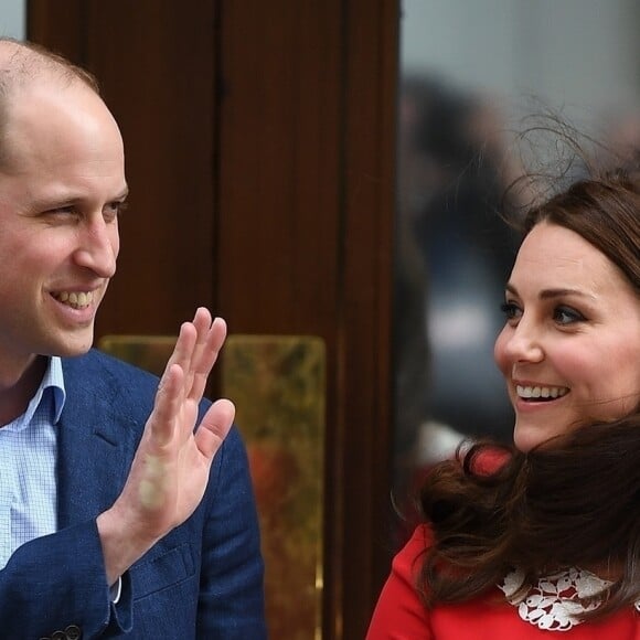 La duchesse Catherine de Cambridge (Kate Middleton) portait une robe Jenny Packham pour sa sortie de la maternité de l'hôpital St Mary le 23 avril 2018 quelques heures après la naissance de son troisième enfant, tout comme à la suite des naissances de George (en 2013) et Charlotte (en 2015).