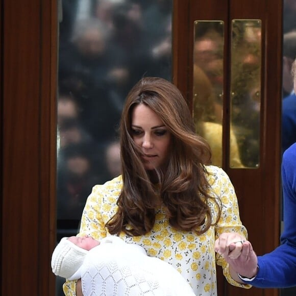 La duchesse Catherine de Cambridge (Kate Middleton) portait une robe Jenny Packham blanche à fleurs jaunes pour sa sortie de la maternité de l'hôpital St Mary le 2 mai 2015 quelques heures après la naissance de la princesse Charlotte de Cambridge.