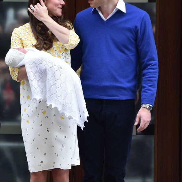 La duchesse Catherine de Cambridge (Kate Middleton) portait une robe Jenny Packham blanche à fleurs jaunes pour sa sortie de la maternité de l'hôpital St Mary le 2 mai 2015 quelques heures après la naissance de la princesse Charlotte de Cambridge.