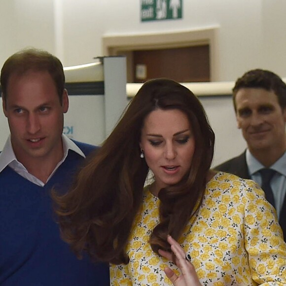La duchesse Catherine de Cambridge (Kate Middleton) portait une robe Jenny Packham blanche à fleurs jaunes pour sa sortie de la maternité de l'hôpital St Mary le 2 mai 2015 quelques heures après la naissance de la princesse Charlotte de Cambridge.