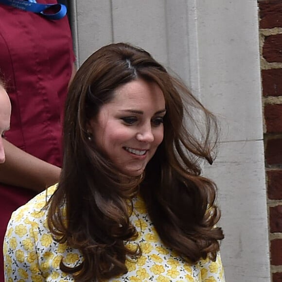 La duchesse Catherine de Cambridge (Kate Middleton) portait une robe Jenny Packham blanche à fleurs jaunes pour sa sortie de la maternité de l'hôpital St Mary le 2 mai 2015 quelques heures après la naissance de la princesse Charlotte de Cambridge.