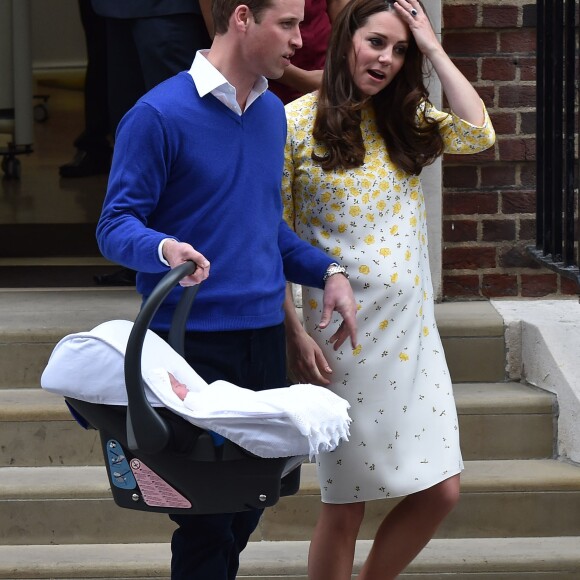 La duchesse Catherine de Cambridge (Kate Middleton) portait une robe Jenny Packham blanche à fleurs jaunes pour sa sortie de la maternité de l'hôpital St Mary le 2 mai 2015 quelques heures après la naissance de la princesse Charlotte de Cambridge.