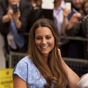 La duchesse Catherine de Cambridge (Kate Middleton) portait une robe Jenny Packham bleue pour sa sortie de la maternité de l'hôpital St Mary le 23 juillet 2013 après la naissance du prince George de Cambridge.