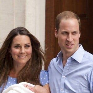 La duchesse Catherine de Cambridge (Kate Middleton) portait une robe Jenny Packham bleue pour sa sortie de la maternité de l'hôpital St Mary le 23 juillet 2013 après la naissance du prince George de Cambridge.