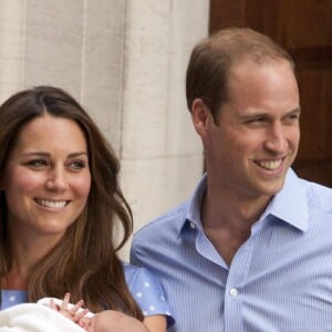 La duchesse Catherine de Cambridge (Kate Middleton) portait une robe Jenny Packham bleue pour sa sortie de la maternité de l'hôpital St Mary le 23 juillet 2013 après la naissance du prince George de Cambridge.