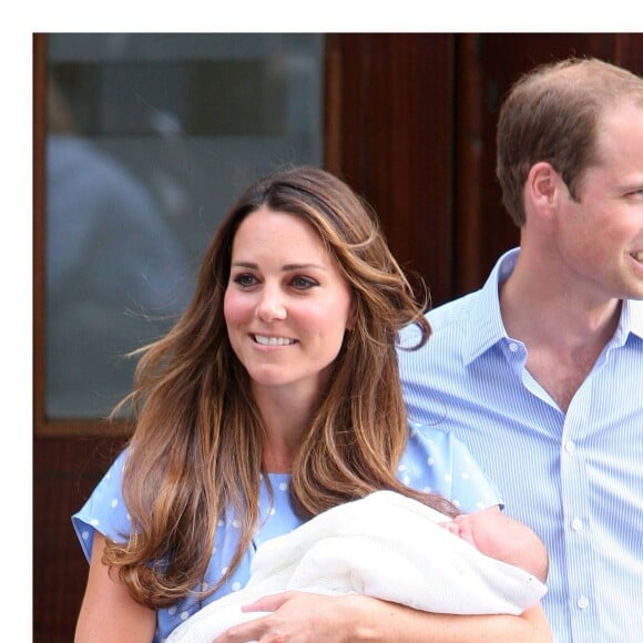 La duchesse Catherine de Cambridge (Kate Middleton) portait une robe Jenny Packham bleue pour sa sortie de la maternité de l'hôpital St Mary le 23 juillet 2013 après la naissance du prince George de Cambridge.