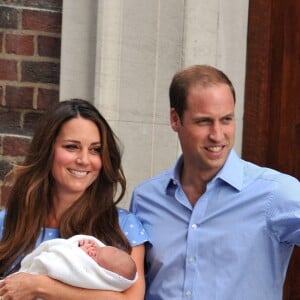 La duchesse Catherine de Cambridge (Kate Middleton) portait une robe Jenny Packham bleue pour sa sortie de la maternité de l'hôpital St Mary le 23 juillet 2013 après la naissance du prince George de Cambridge.