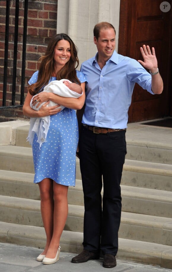 La duchesse Catherine de Cambridge (Kate Middleton) portait une robe Jenny Packham bleue pour sa sortie de la maternité de l'hôpital St Mary le 23 juillet 2013 après la naissance du prince George de Cambridge.