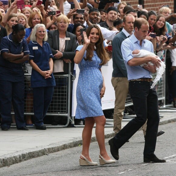 La duchesse Catherine de Cambridge (Kate Middleton) portait une robe Jenny Packham bleue pour sa sortie de la maternité de l'hôpital St Mary le 23 juillet 2013 après la naissance du prince George de Cambridge.