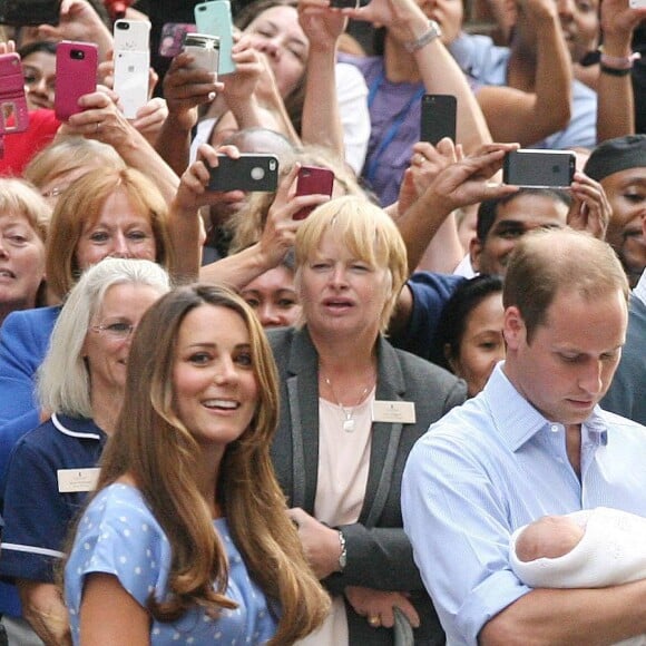 La duchesse Catherine de Cambridge (Kate Middleton) portait une robe Jenny Packham bleue pour sa sortie de la maternité de l'hôpital St Mary le 23 juillet 2013 après la naissance du prince George de Cambridge.