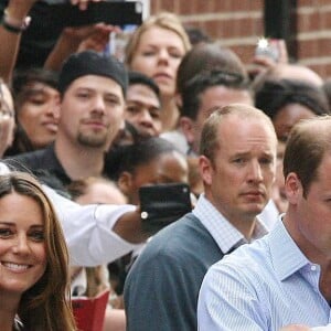 La duchesse Catherine de Cambridge (Kate Middleton) portait une robe Jenny Packham bleue pour sa sortie de la maternité de l'hôpital St Mary le 23 juillet 2013 après la naissance du prince George de Cambridge.