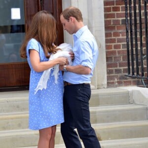 La duchesse Catherine de Cambridge (Kate Middleton) portait une robe Jenny Packham bleue pour sa sortie de la maternité de l'hôpital St Mary le 23 juillet 2013 après la naissance du prince George de Cambridge.