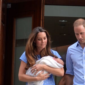 La duchesse Catherine de Cambridge (Kate Middleton) portait une robe Jenny Packham bleue pour sa sortie de la maternité de l'hôpital St Mary le 23 juillet 2013 après la naissance du prince George de Cambridge.