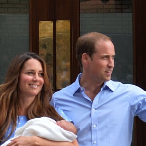 La duchesse Catherine de Cambridge (Kate Middleton) portait une robe Jenny Packham bleue pour sa sortie de la maternité de l'hôpital St Mary le 23 juillet 2013 après la naissance du prince George de Cambridge.