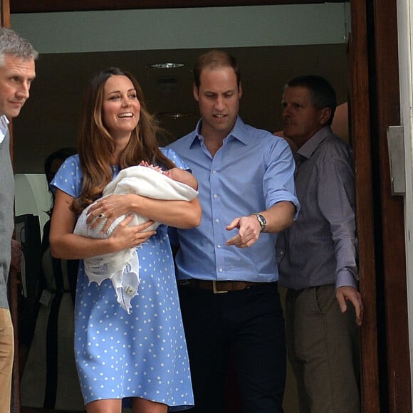 La duchesse Catherine de Cambridge (Kate Middleton) portait une robe Jenny Packham bleue pour sa sortie de la maternité de l'hôpital St Mary le 23 juillet 2013 après la naissance du prince George de Cambridge.